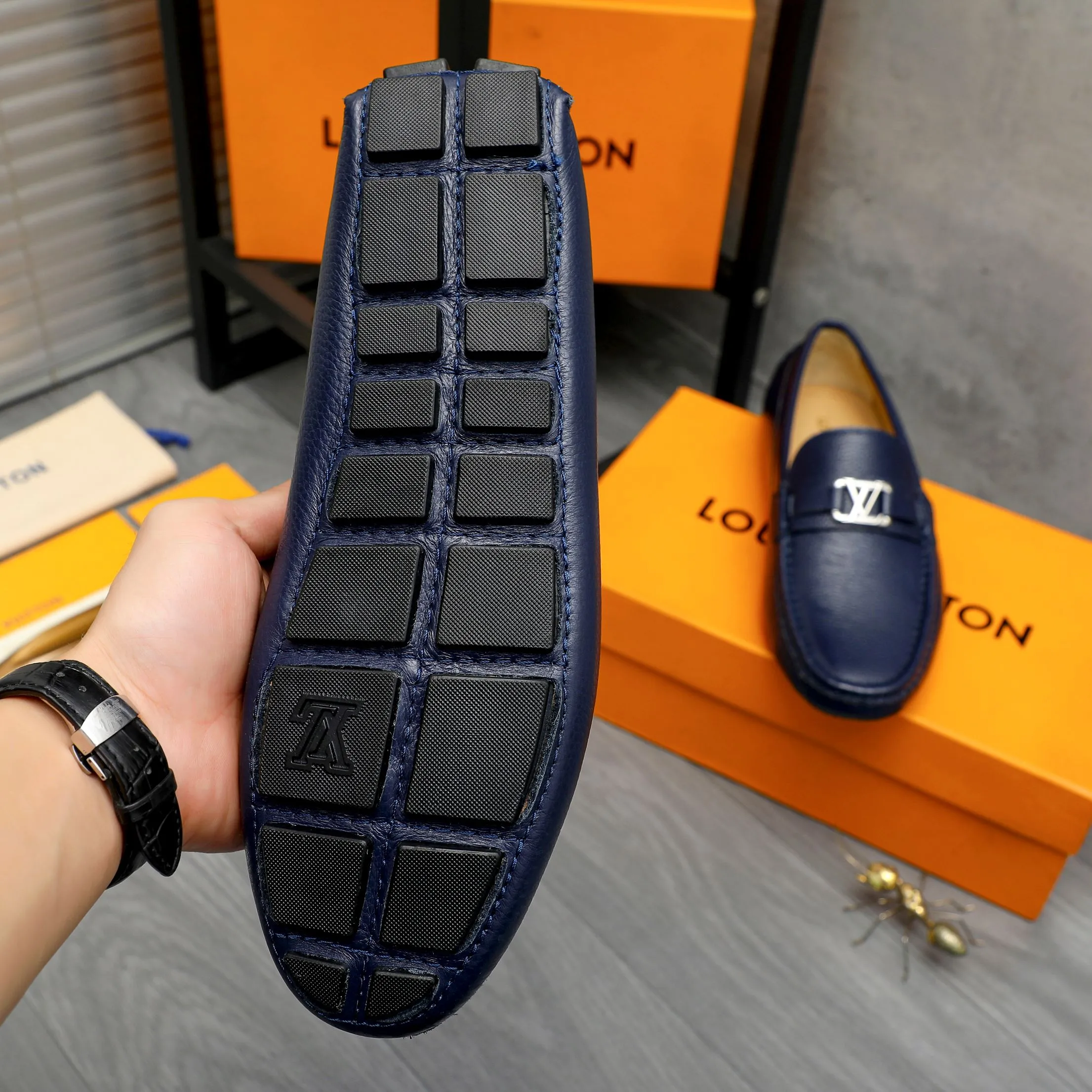 Men's shoes 💰p420 Product trademark: LV (Louis Vuitton) casual slip-on men's shoes Regular size: 38-44 Product materials: Selected pebbled cowhide upper, sheepskin lining, original rubber outsole